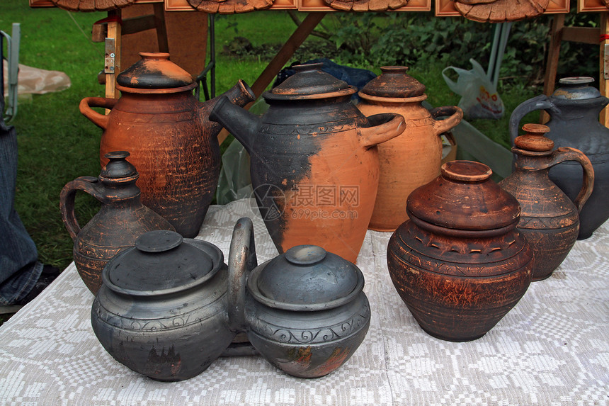 农村市场上的陶瓷碗图片