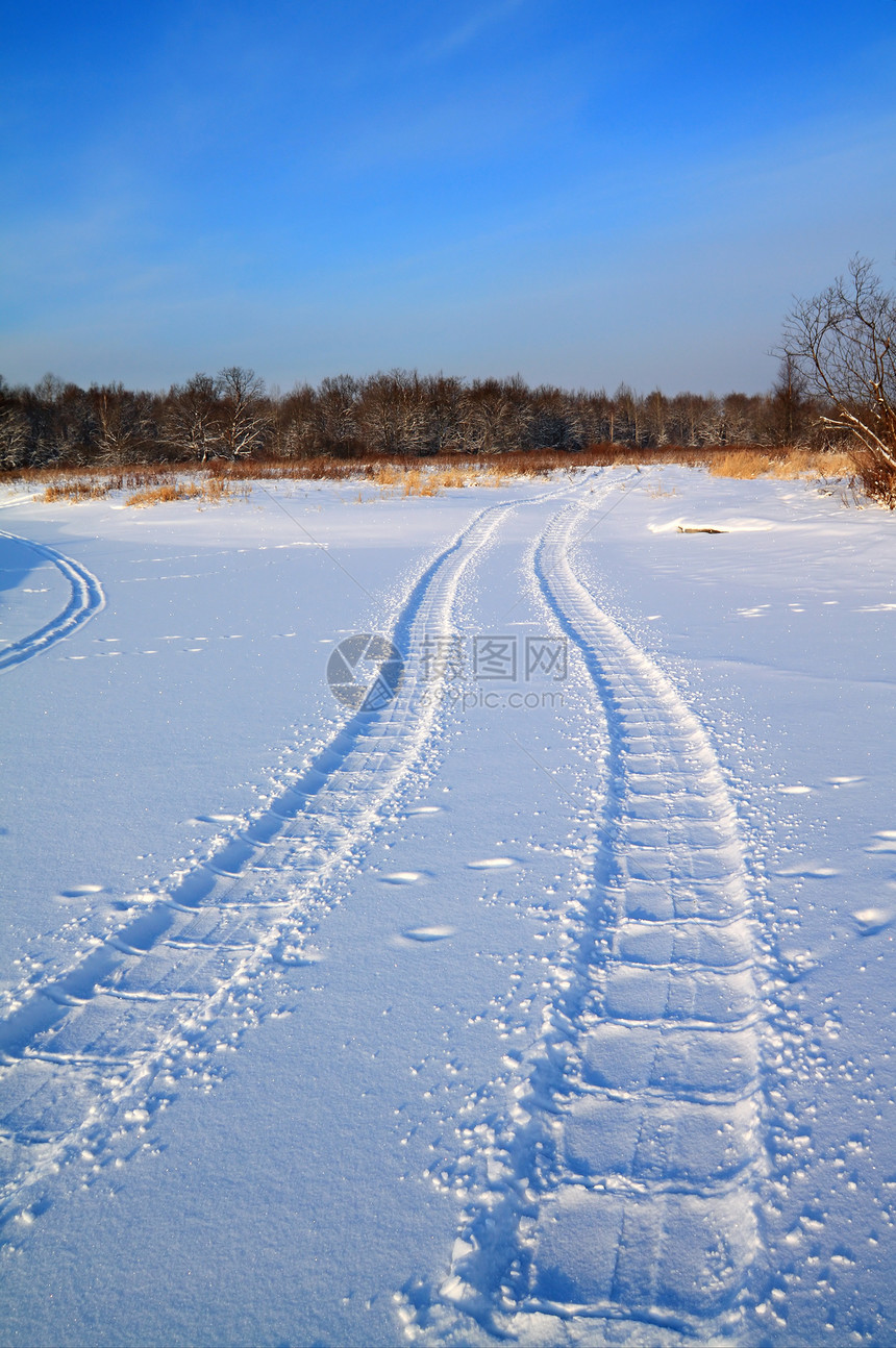 冬季田间农村公路平行线痕迹阳光季节天气车轮土地打印运输脉冲图片