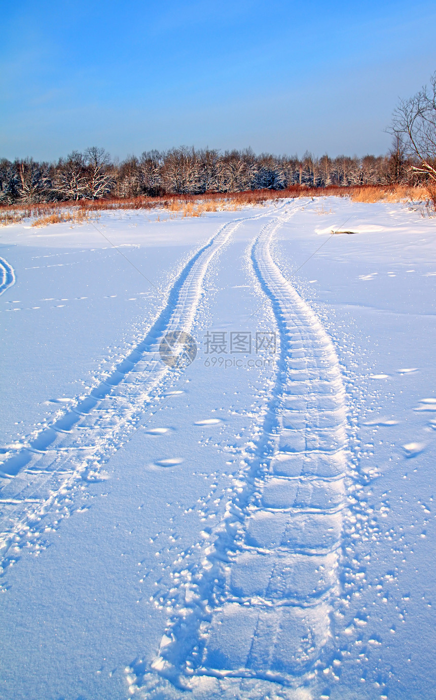 冬季田间农村公路旅行滑雪阳光场景车辙车轮脉冲天气运动摄影图片