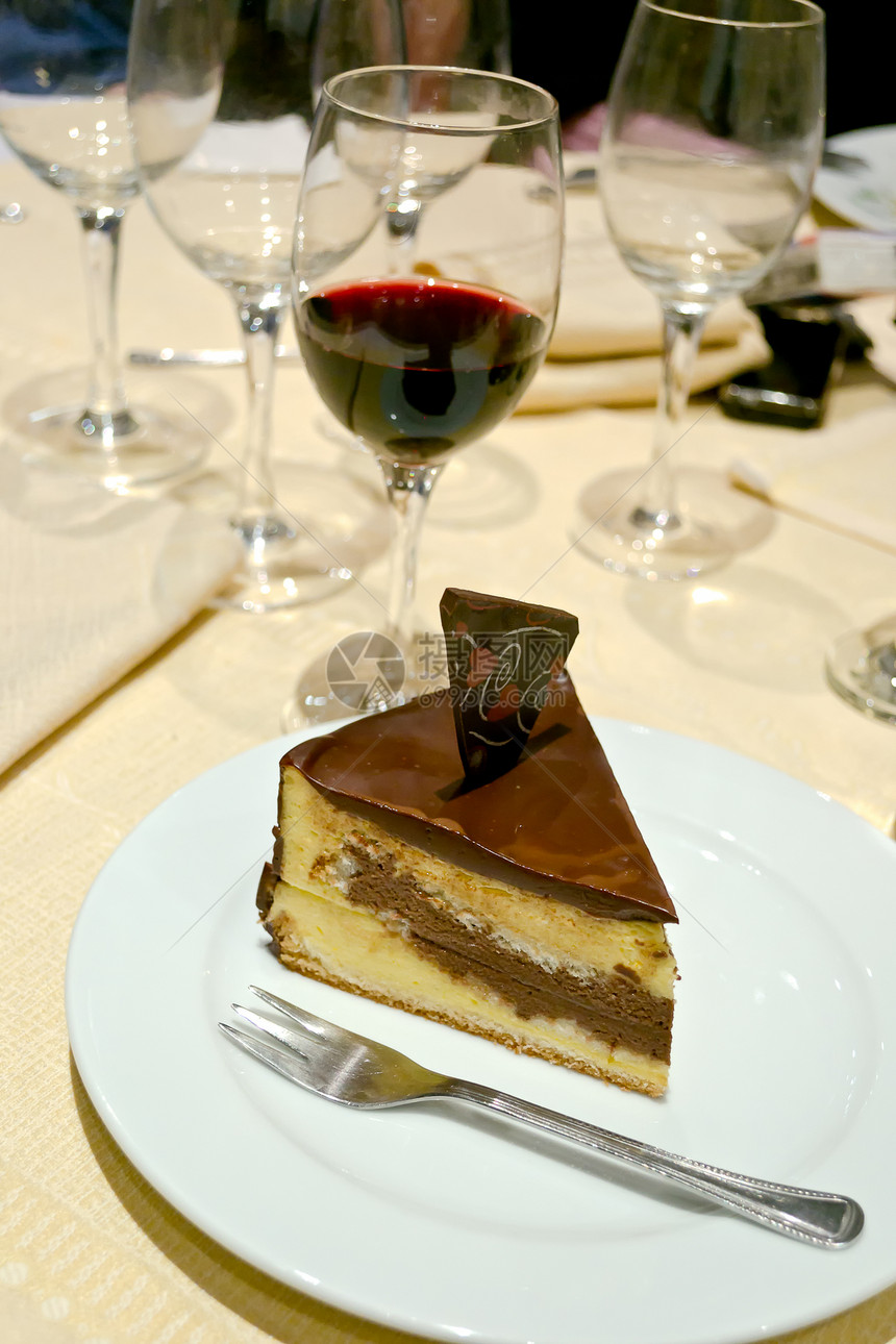 巧克力蛋糕蛋糕红色食物桌子棕色巧克力圆形白色奶油盘子图片