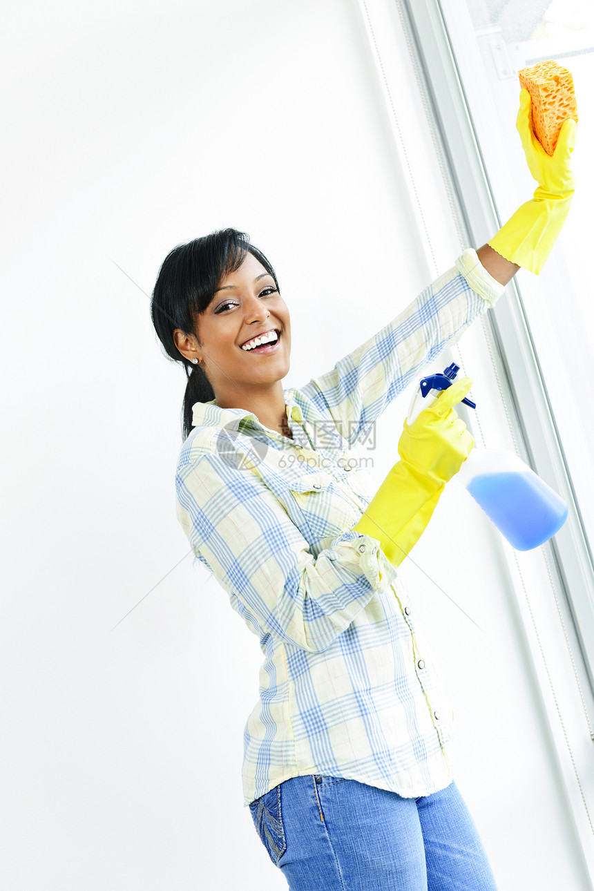 微笑的妇女打扫窗户女佣喷涂管家海绵清洁工塑胶家务橡皮房子擦洗图片