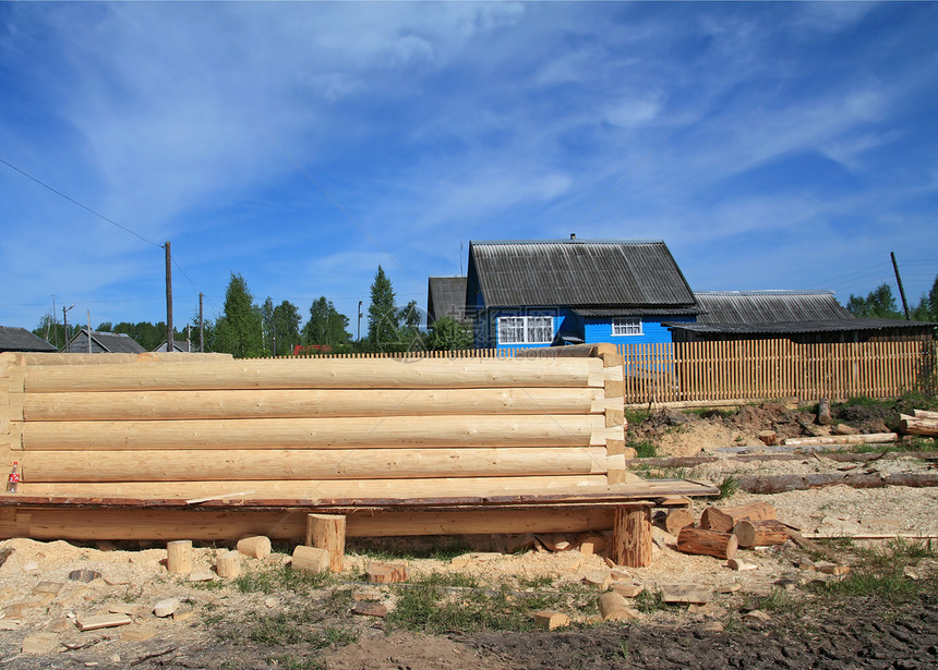 新建木制新建筑的建造阳光木头财产房屋建筑学天空刨花锯末工具住宅图片