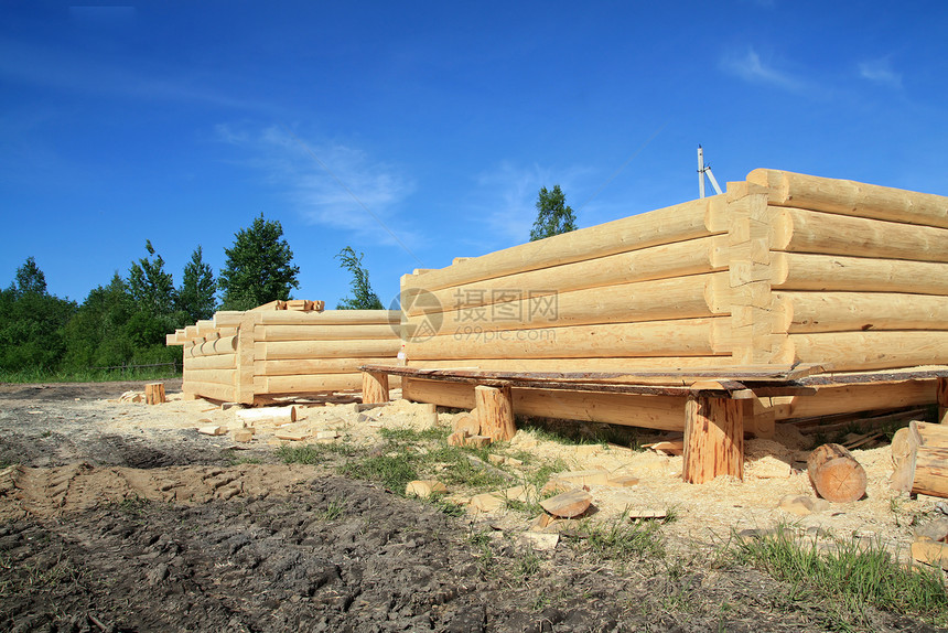 新建木制新建筑的建造刨花房子日志建筑师房屋锯末木头蓝色建筑学摄影图片