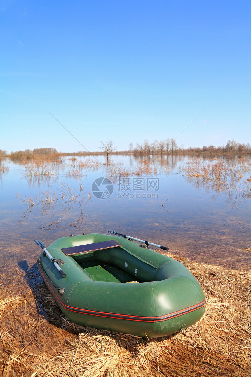 大湖上的橡皮船钓鱼牧场洪水码头草本植物阴影树叶露营森林草地图片