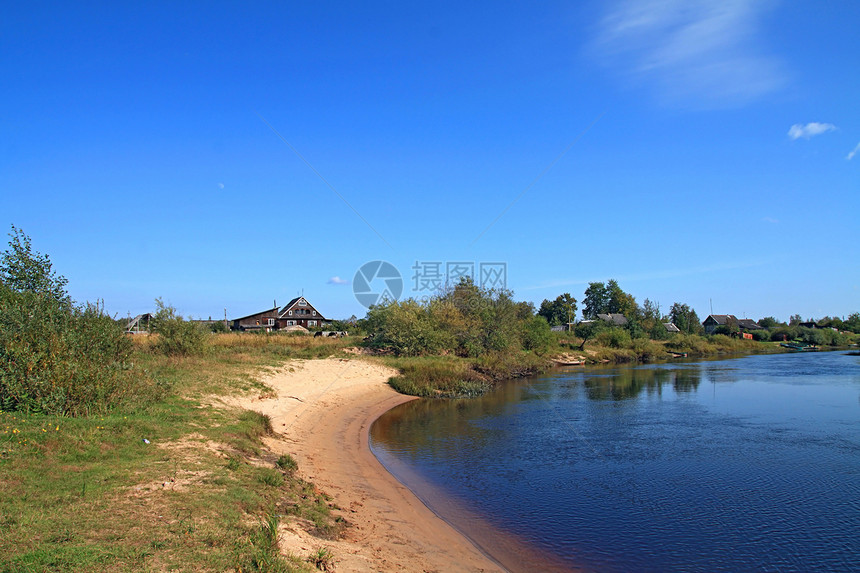 江河沿岸溪流国家房子村庄支撑树木建筑草本植物蓝色季节图片