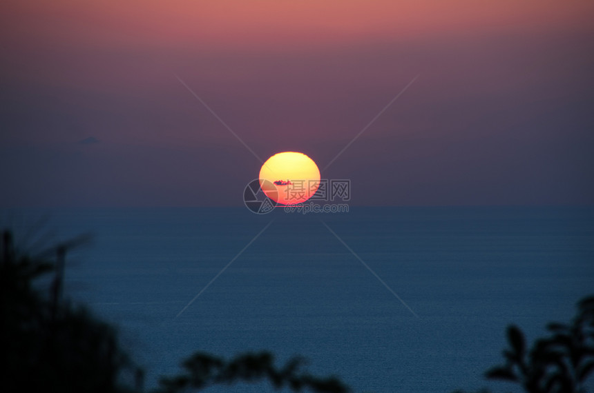 日落在海面上太阳天空蓝色红色图片