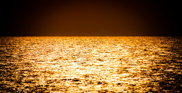 海面上黄昏的日落背景图片