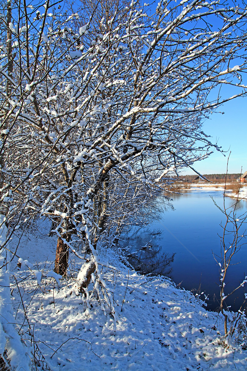 河附近田地上冬季雪雪荒野车道旅行太阳天空公园场景季节森林温度图片