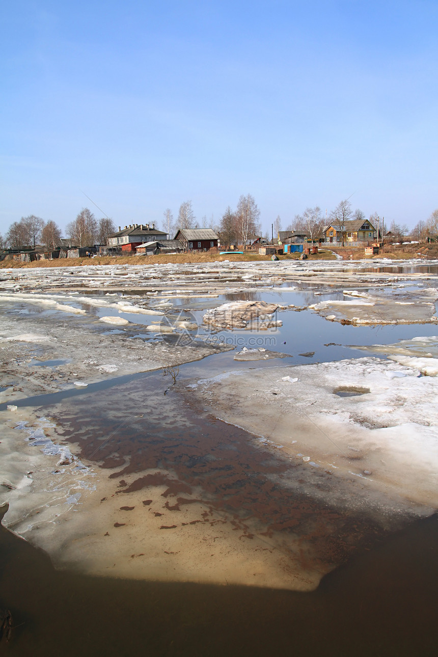 冰雪在河上树木暴风雪场景草地建筑休息海岸线季节村庄植物图片