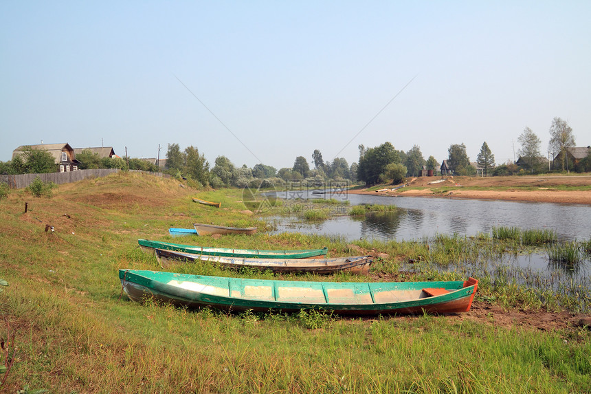 沿海河沿岸船只村庄工作运输太阳河岸气候反射支撑旅行文化图片