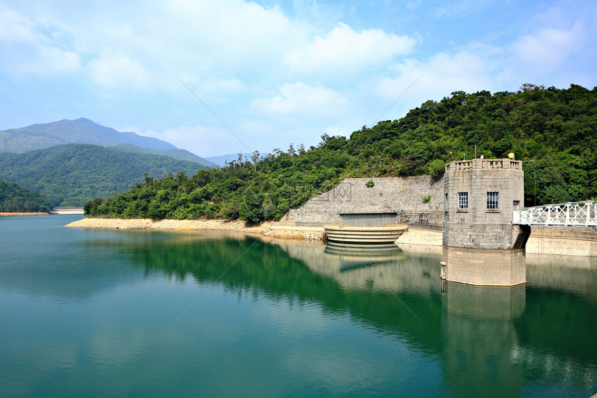 水库储量白色环境场景绿色镜子季节反射森林天空岩石图片