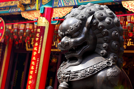 中国寺庙里的青铜狮旅行地标宗教狮子金属青铜历史金子房子石头背景图片