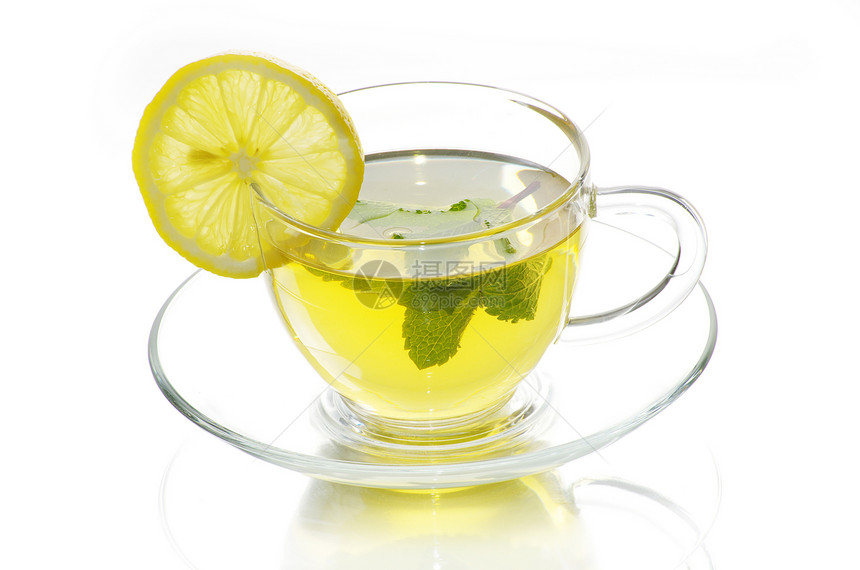 茶树叶绿色玻璃概念杯子白色液体一杯茶图片