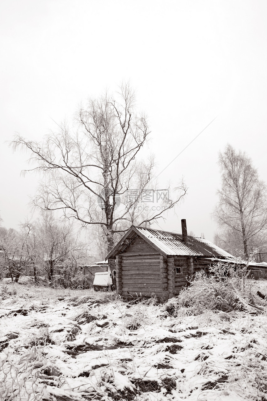 雪中老旧农村家庭森林温度风景大厦农家场景窗户双工财产假期图片