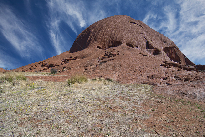 澳大利亚外背的颜色和山丘石头荒野爬坡沙漠游客领土日落全景彩虹旅行图片