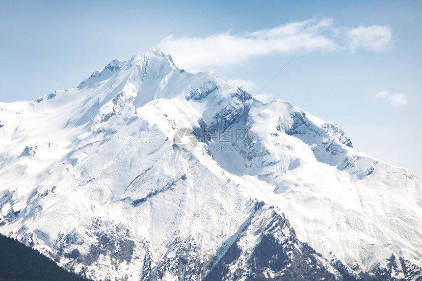 山上有高山季节蓝色滑雪板风景天空滑雪高度云杉全景冰川图片