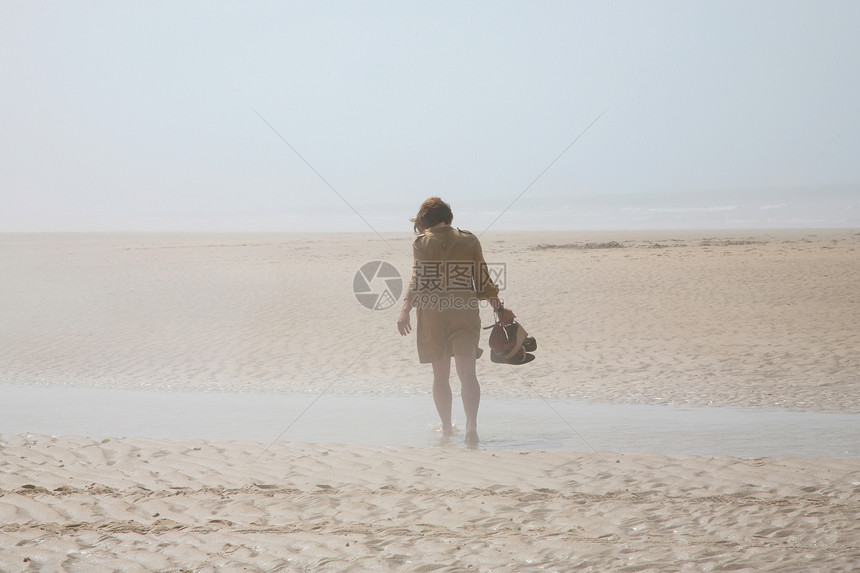 沙滩上的和平时刻地标旅行绿色海岸荒野风景悬崖岩石海岸线女士图片