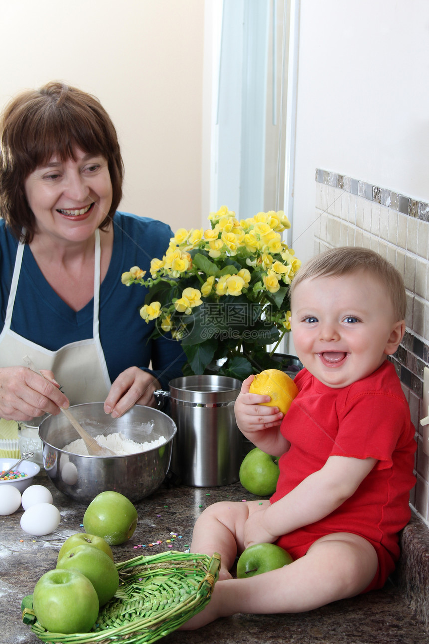 家庭时间幸福祖父母退休厨房女士孙子孩子男生女性食物图片