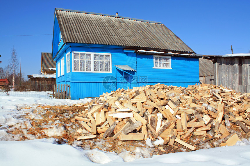 建筑附近的木柴管道木头房子乡村裂痕古董村庄蓝色天空大厦图片