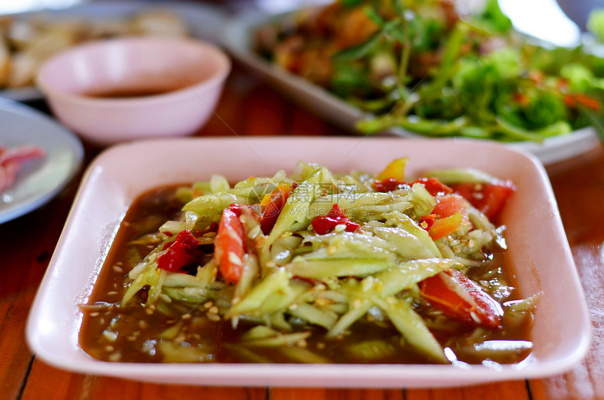 美味的泰国菜叶子饮食洋葱香料柠檬烹饪花生辣椒食物大豆图片