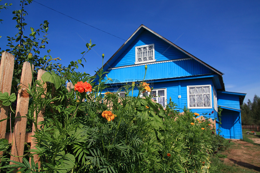 以天为背景的蓝蓝色农村房屋住宅房子院子牧场场景栅栏农场村庄人行道木头图片