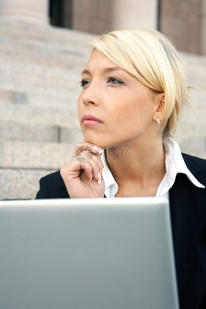 商业女商务人士考虑思维琢磨金发女郎女性白色衣服套装服装电脑笔记本图片