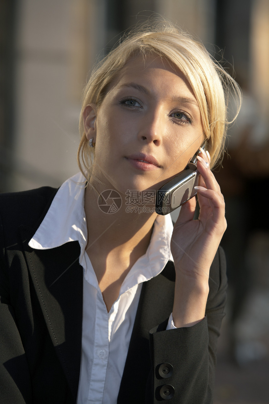 使用移动电话的女商务人士人士成人商业商务金发女性手机图片
