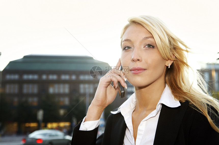 拥有手机的女商务人士金发商务商业女性成人人士图片