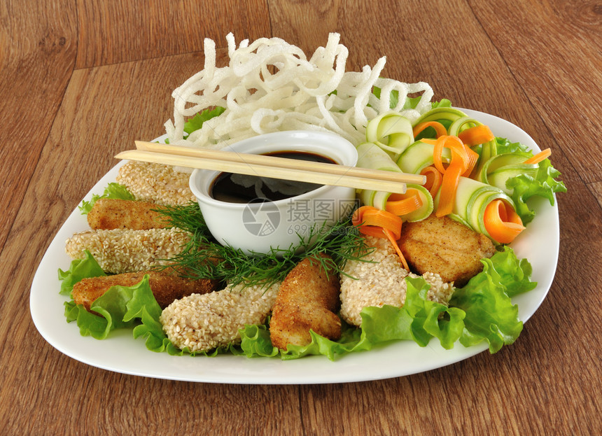 大米面和蔬菜的鸡肉片健康饮食午餐沙拉青菜产品美味拼盘种子米粉面包图片