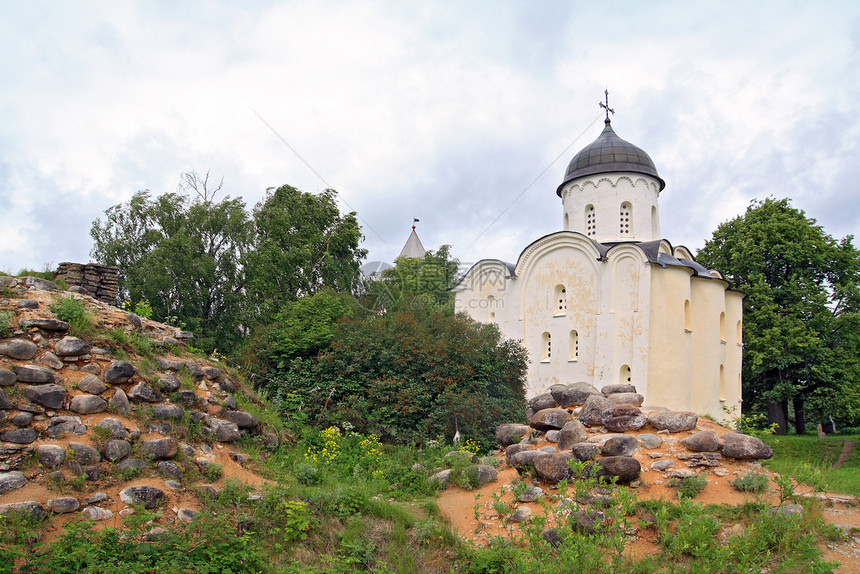 古老的教堂在石头中宗教地标天空车道国家旅游历史大教堂假期圆顶图片