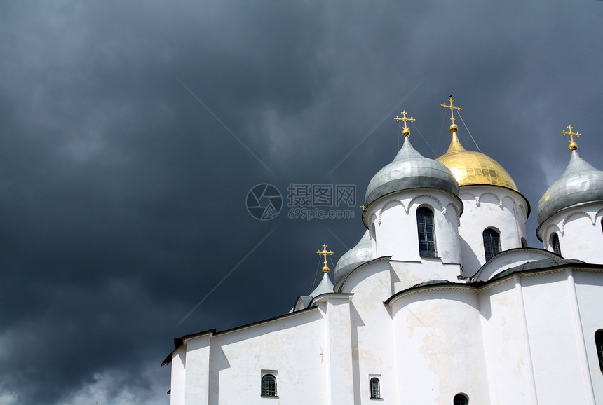 基督教正统教会在阴云背景上圆顶蓝色宗教地标旅行装饰旅游建筑学国家文化图片