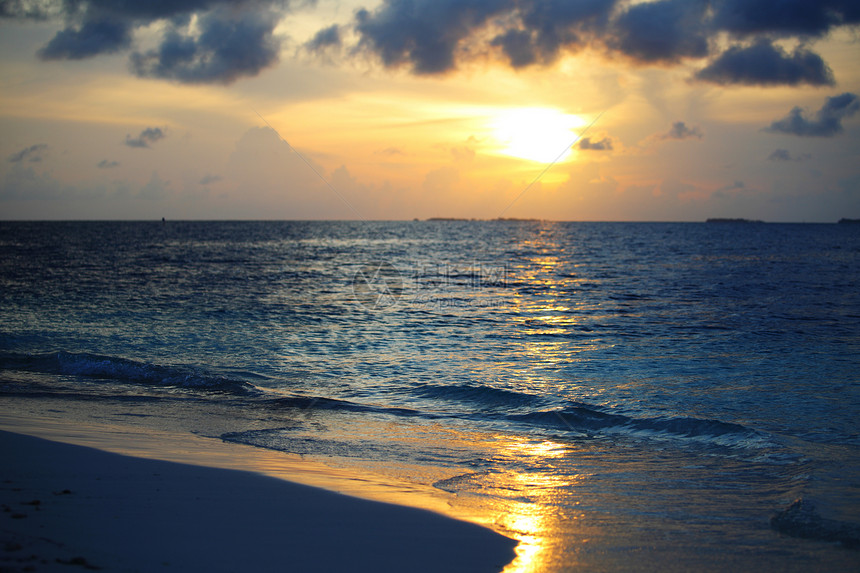 日落在海中旅行橙子天气海洋蓝色阳光热带晴天场景假期图片