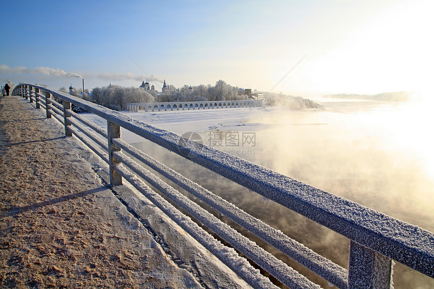 寒冷河边的城镇桥文化速度栅栏阳光天炉建筑学石头全景历史栏杆图片