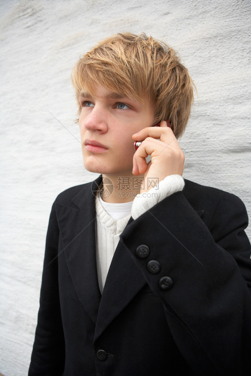 少年少年男孩青年毛衣电话男生衬衫短发休闲闲暇城市街道图片