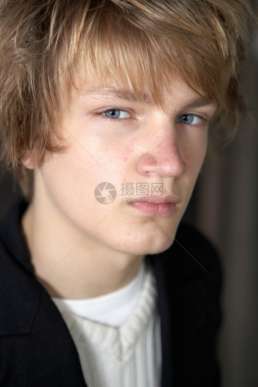 少年少年男孩服装环境眼神毛衣夹克学生青年男生闲暇衬衫图片
