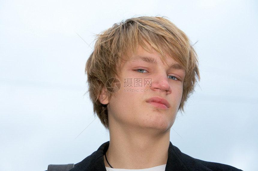 少年少年男孩短发环境城市男性眼神夹克青年羊毛服装闲暇图片