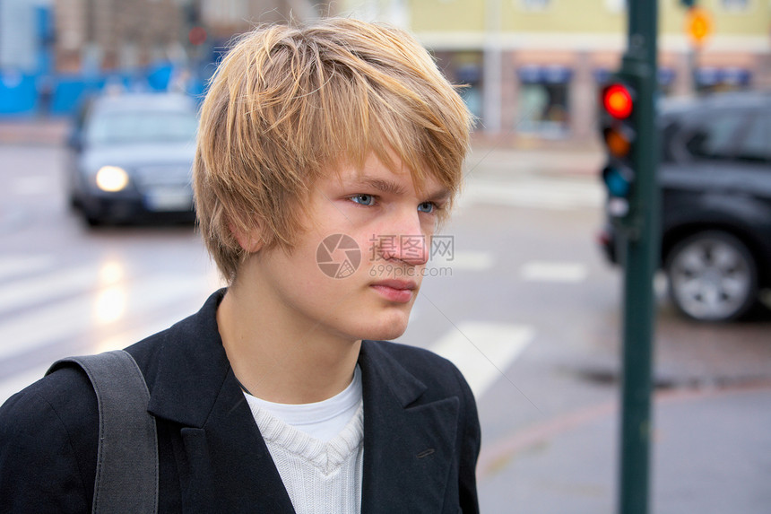 少年少年男孩汽车闲暇服装街道休闲学生男性男生毛衣短发图片