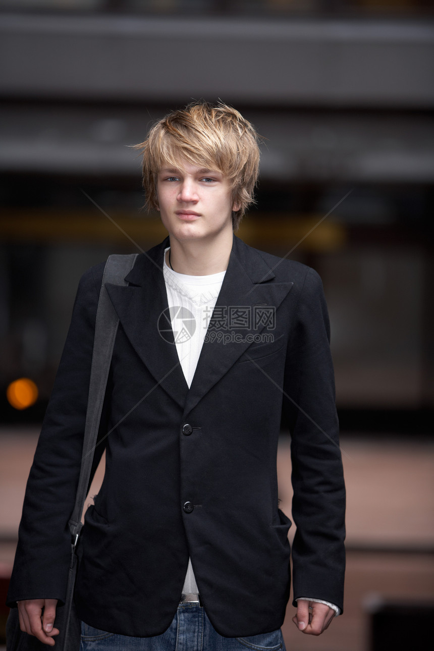 少年少年男孩服装毛衣男生青年衬衫眼神街道城市羊毛闲暇图片