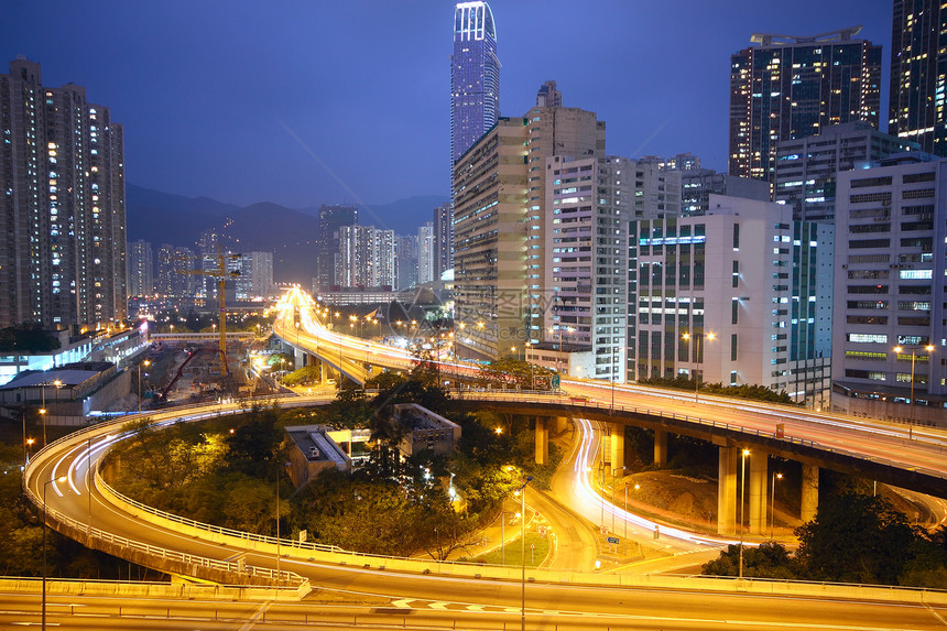 夜间交通桥市中心车辆旅行景观运输地标汽车城市蓝色天空图片