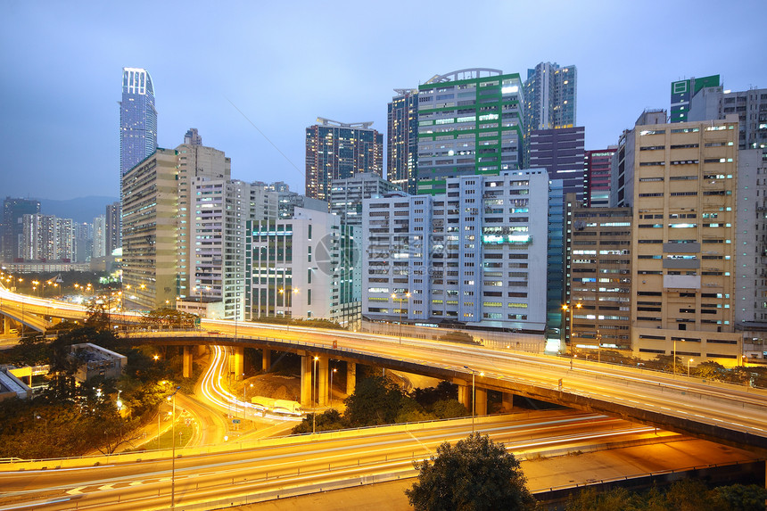 夜间交通桥市中心城市场景天空建筑蓝色汽车运输街道运动图片