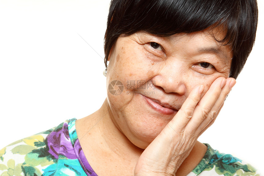 亚裔妇女退休头发黑色微笑女性白色女士关爱喜悦母亲图片