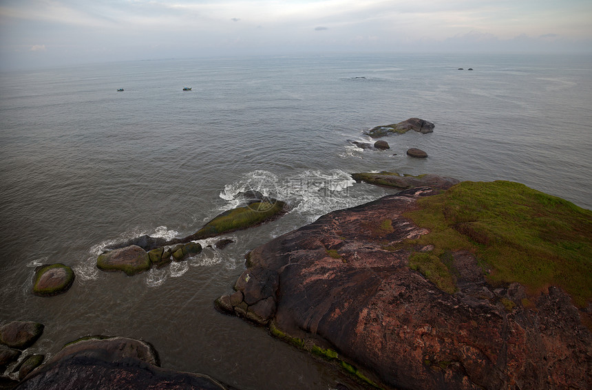 逐海滩的岩石三叶草海岸线海岸绿色海洋石头风化悬崖吸引力苔藓图片