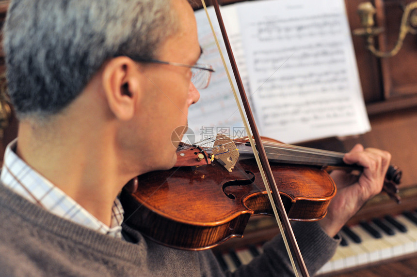 小提琴手古典音乐大提琴手乐谱中提琴乐器木头钢琴男人音乐玩家图片