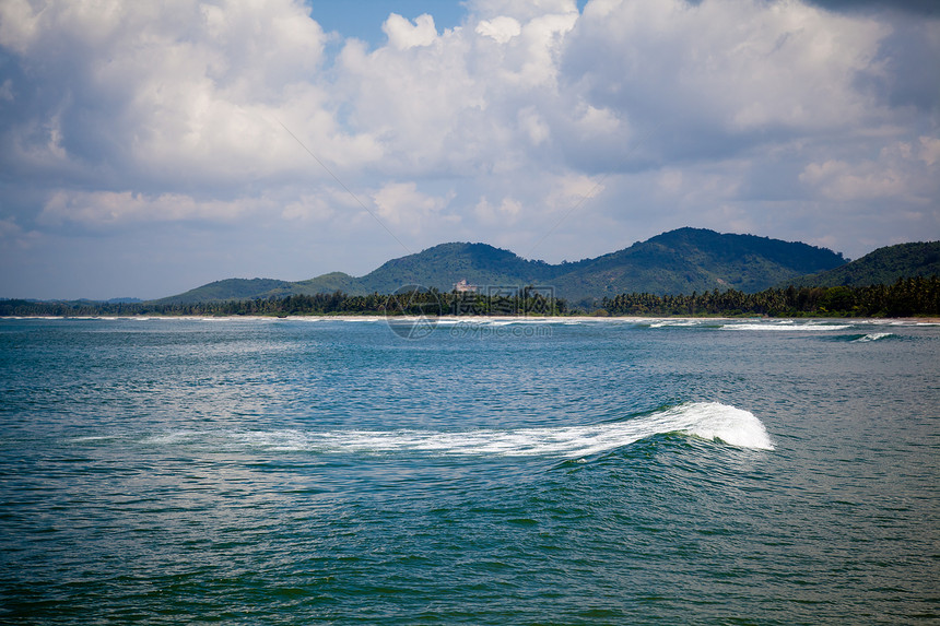 美丽的海洋和水浪风化三叶草吸引力海岸线海滩苔藓石头波浪悬崖海岸图片