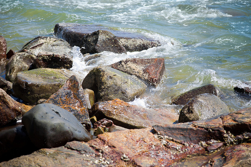 海水岩礁石头三叶草海岸波浪海洋吸引力绿色悬崖海滩岩石图片