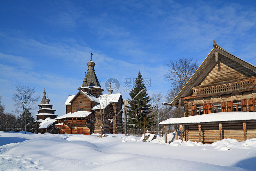 冬季村的基督教礼拜堂建筑教堂木头历史性木板日志森林古董风化公园图片