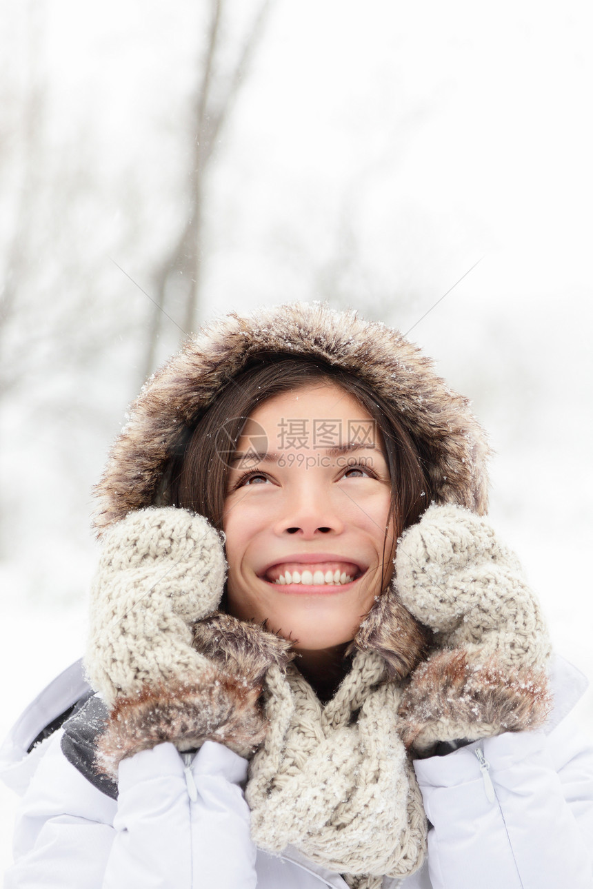 冬季妇女雪中积雪图片