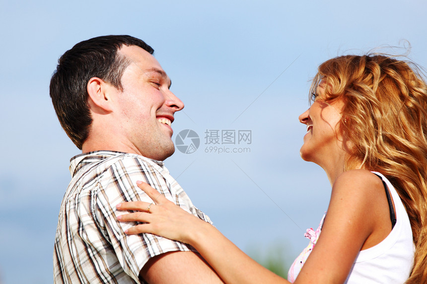 在天空中跳舞成人拥抱妻子友谊快乐家庭牙齿喜悦男人蓝色图片