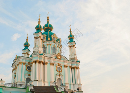 上午在乌克兰基辅圣安德鲁教堂(乌克兰基辅)背景图片