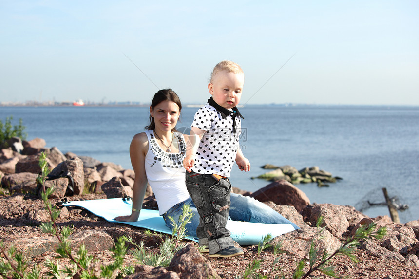 海边野餐假期幸福成人公园男生乐趣儿子蓝色母亲黑发图片